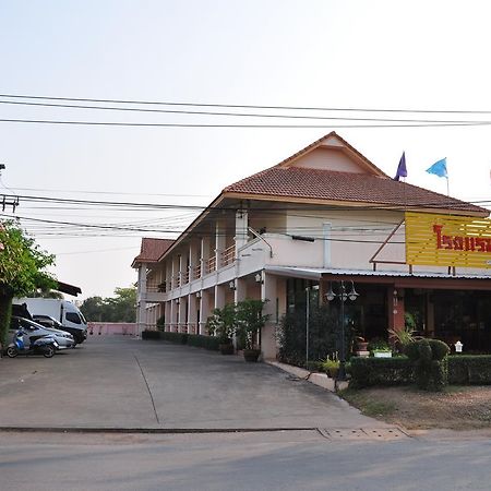 Poon Suk Hotel Kabin Buri Екстер'єр фото